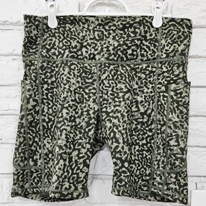 Athleta Ultimate Stash II 7" short sz Large